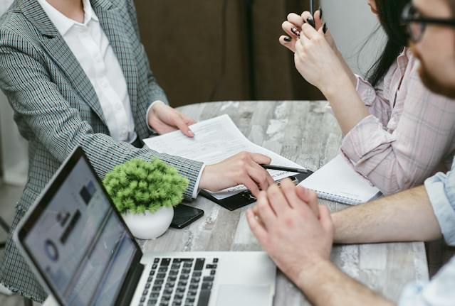 property-manager-talking-to-tenants